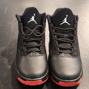 Big Kids Jordan Max Aura 2 Size 6.5 Youth Black/White Chile Red